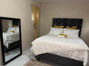 Stay with a family! Inside Room!