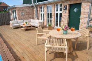 Ferienhaus"Huus an`t Diek" Luxus in Deichnähe mit Pool, Nähe Norddeich