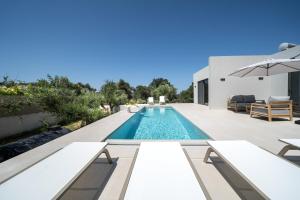 Luxury 2 Villas with Heated Pool & Jacuzzis Vivian & Marian Estate