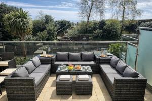 Sandbanks Stay, sleeps 12, beach, outdoor bbq, parking