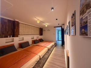 Him Home 008 in Old Town walking str