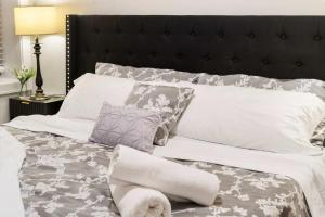 4BR 3BA Pilsen Retreat - 10 Min from Downtown