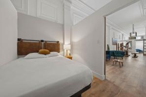 Party in Gaslamp 4BR Downtown Pad with Bathtub