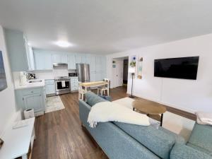 Cozy One-Bedroom Coastal Retreat - Walk to Beach