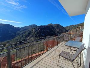 Νύμφη Ηχώ, Θέα στα βουνά κάτω από το Ρολόι