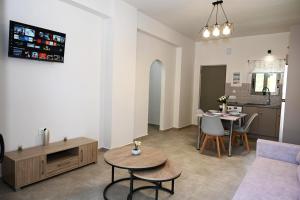 GEORGIAS Apt,brand new 2025 modern Apt in the center of Alikanas