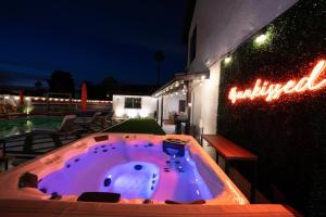 7BR Lux Pool & Pickleball Oasis wSpeakeasy