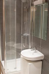 2 bed Apartment with balcony Canary Wharf London