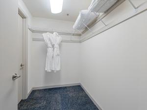 Luxury 17th-Floor Condo with City Views, Free Parking, Pool, Gym