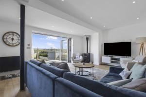 Luxury 4 bed beachside home with coastal views