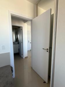 Apto 2 dorm, suite, piscina, perto da praia