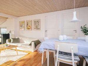 6 person holiday home in Juelsminde