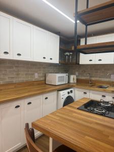 Suítes climatizadas com lazer na Praia dos Amores