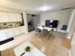 Cozy 2BR WiFi Free Parking Near IAH-DT- #PASS