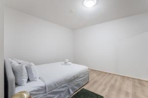Modern Nomads Prime CBD 2BR Above Emporium Mall by Melb Central