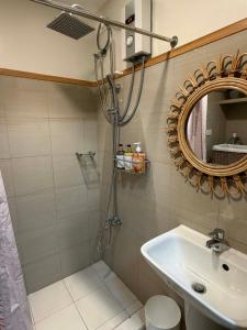 Twin Bed 1BR w Balcony with WiFi Netflix at Shore2 T1 near MOA and NAIA Airport