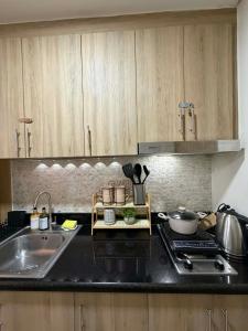 Twin Bed 1BR w Balcony with WiFi Netflix at Shore2 T1 near MOA and NAIA Airport