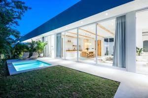 Chic 2BR Villa, 4min to Bingins Beach Bliss