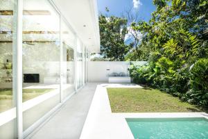 Chic 2BR Villa, 4min to Bingins Beach Bliss