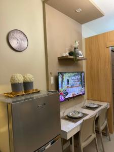 Neo-Classic 1BR with WiFi Netflix at Shell Res near MOA and NAIA Airport