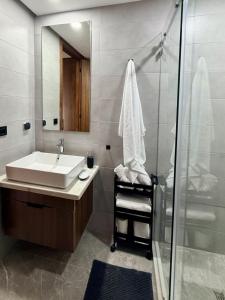 Luxury 1BR CFC with Pool, Balcony & City View