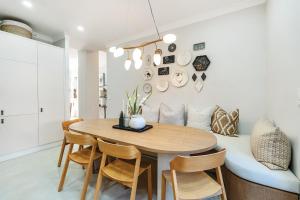 Chic, Modern 4-Bedroom Home on Buitenkant