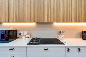 Chic, Modern 4-Bedroom Home on Buitenkant