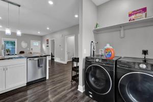 Modern 2BR Apt, Pets + Laundry, Near Univ & Mosaic