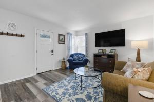 Modern Garden 1BR | Laundry + Pets OK | Quiet