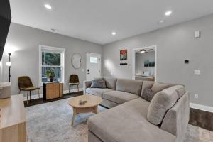 Modern 2BR Apt, Pets + Laundry, Near Univ & Mosaic