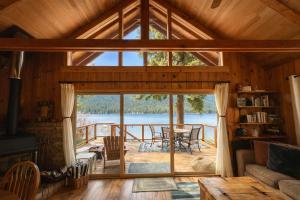 Journeys End on Fish Lake by NW Comfy Cabins