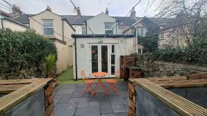 Hot Tub Emerald Escape - Private Garden & Free Parking