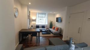 Hot Tub Emerald Escape - Private Garden & Free Parking