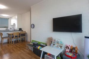 Cosy 2 BDR APT in heart of Fremantle with Parking