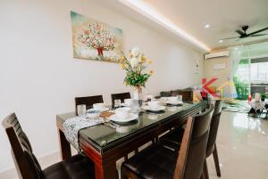 K Home - Cozy 2-Storey Home -5R3B -16 Pax - CityKK - ImagoMall