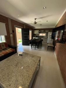 Lujosa Casa con Pileta a Cuadras de la Playa