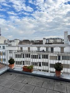 Exclusive Rooftop Duplex Penthouse, 3 BR, hot tub, 2 terrace, downtown, 6min walk to main station