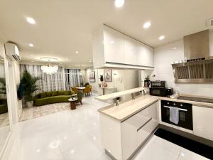 Prime 4BR in BGC, Walk to High Street