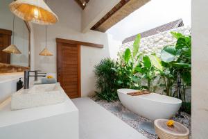 Villa Casa Sekar - Stylish 1BR Villa with Pool & Bathtub in Nyanyi