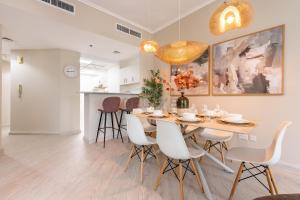 2BR, Seaside Serenity, Sea View - Torch Tower, Dubai Marina by Deluxe Holiday Homes