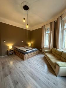 Deri Hangout Base by Downtown