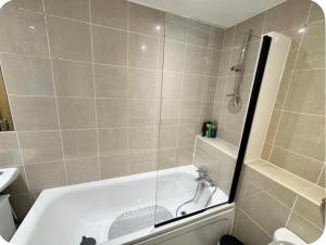 15 min walk to Tower Bridge