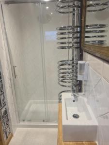 Large ensuite twin room at Fir Tree Lodge