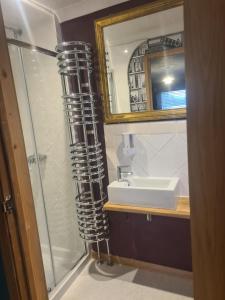 Large ensuite twin room at Fir Tree Lodge