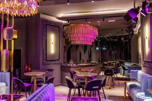 Vogue Vacation Homes, Marina JW Marriott with Direct Access to Marina Mall, Studio Apartment with Balcony and Marina Skyline View, Access toAmenities