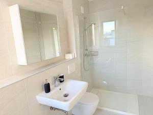 BASELiving 3BR Penthouse - Skyline View - Private Lift - Free Baselcard