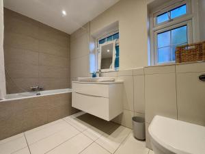 Ascot Spacious 4 Bedroom Home with Driveway