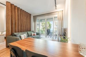 Luxury Seaview Apartment by PikHost