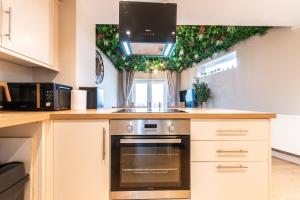 Open Mind Property- 5BR House Poole, Free Parking