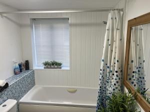 2 Bed Apt with free parking on driveway and free Wi-Fi